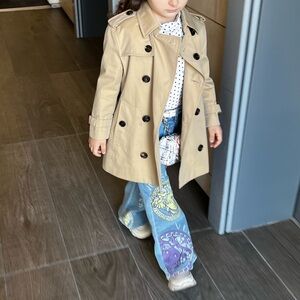 Authentic BURBERRY girls trench coat. In EXCELLENT condition.